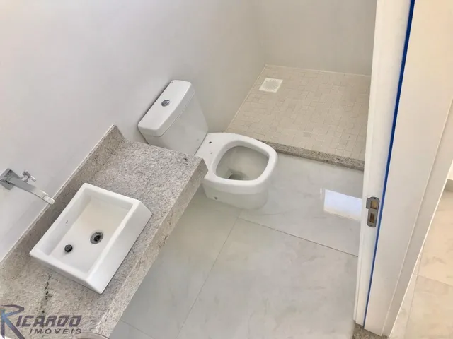 Imagem 4: Apartamento Frente Mar À Venda com 4 Suítes no Centro de Guarapari-Es