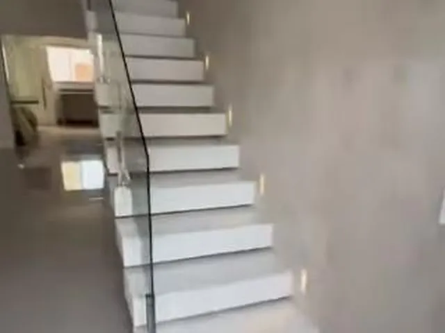 Imagem 5: Casa Duplex À Venda na Praia do Morro, 3 Suites, Piscina, Sala Ampla, 2 Vagas de Garagem, Alto Padrão de Acabamento