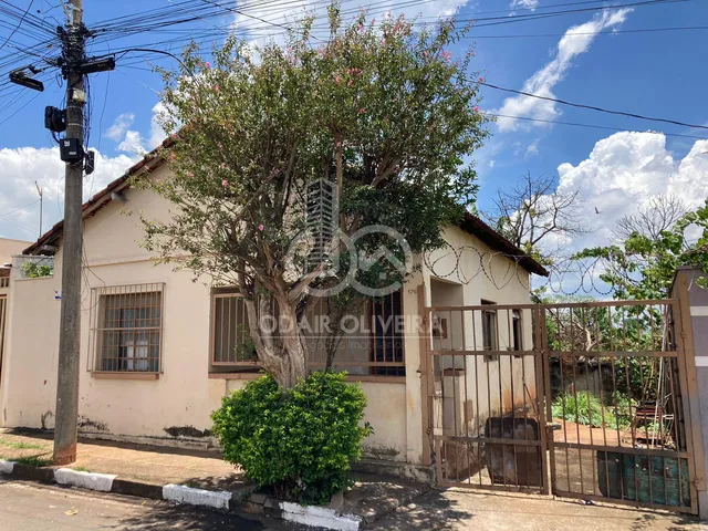 Imagem: Casa com 2 Quartos, em Terreno Grande À