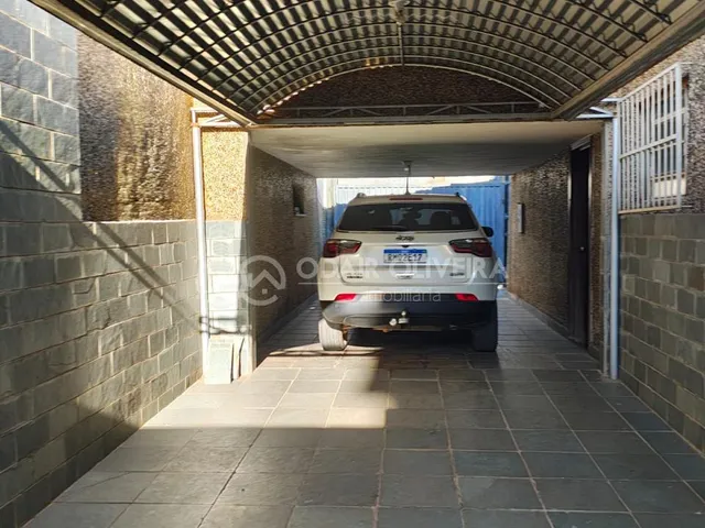 Imagem 3: Casa a Venda com 2 Suítes e Garagem Coberta no Centro, Passos - Mg