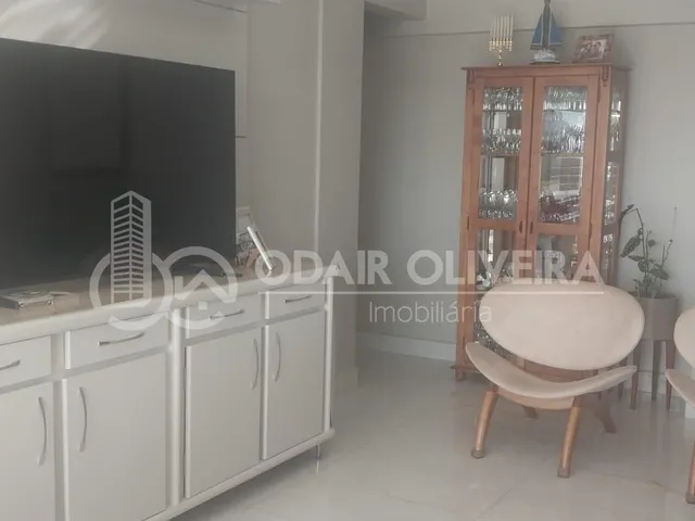 Imagem 2: Apartamento no Centro com Armários Embutidos, Dois Quartos e Uma Suíte