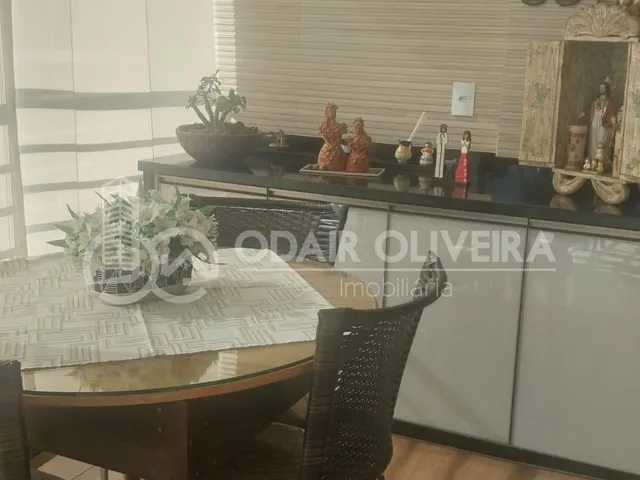 Imagem 3: Apartamento no Centro com Armários Embutidos, Dois Quartos e Uma Suíte