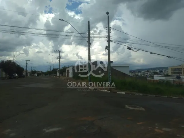 Imagem: Terreno de Esquina com 300M À Venda, Vila