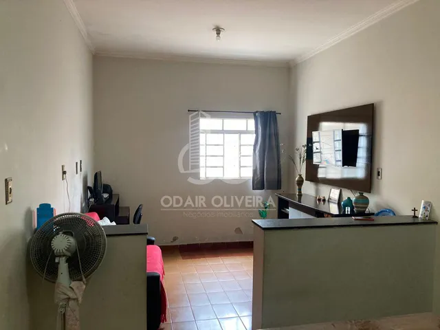 Imagem 2: Casa com Três Quartos, no Bairro Bela Vista, Passos - Mg