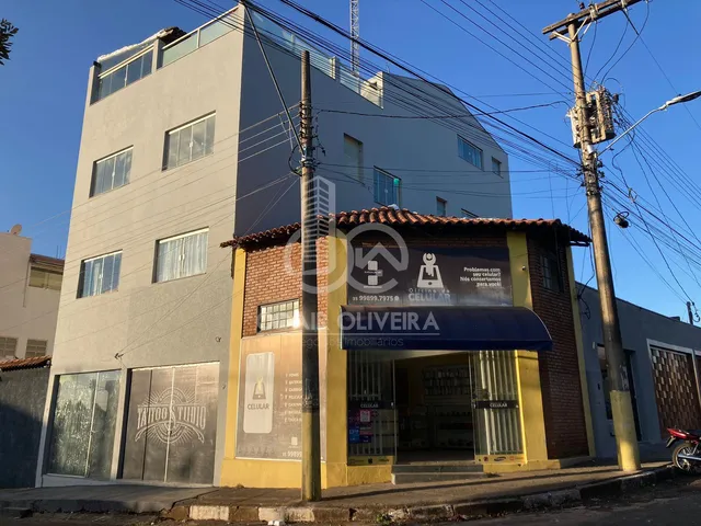 Imagem: Prédio com 3 Apartamentos e 4 Lojas À