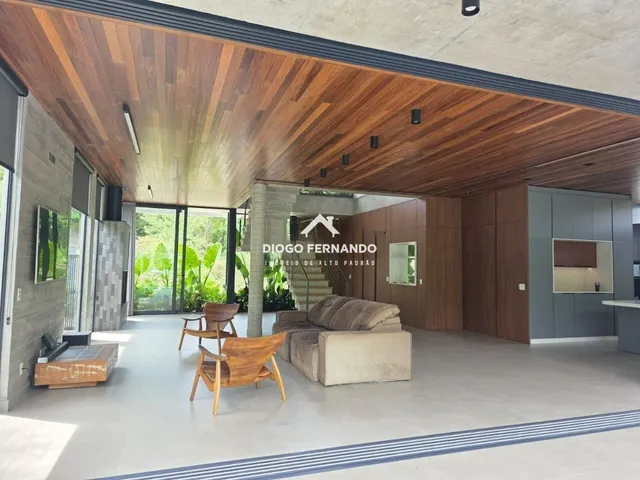 Imagem 2: Casa de Alto Padrão À Venda no Campeche com 5 Suítes, Piscina com Spa em Condomínio Fechado