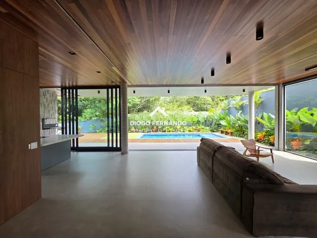 Imagem 8: Casa de Alto Padrão À Venda no Campeche com 5 Suítes, Piscina com Spa em Condomínio Fechado