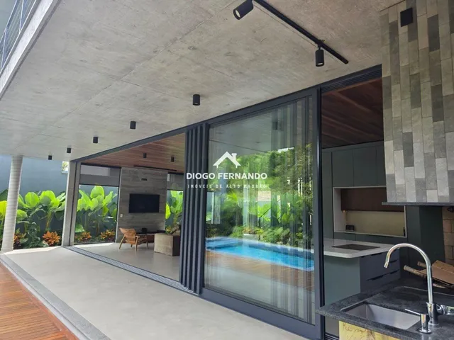 Imagem 5: Casa de Alto Padrão À Venda no Campeche com 5 Suítes, Piscina com Spa em Condomínio Fechado