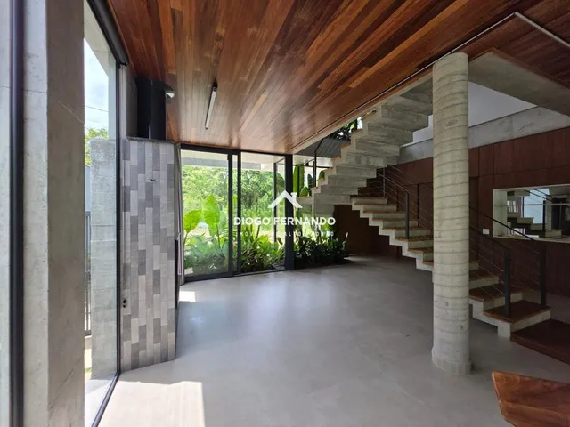 Imagem 3: Casa de Alto Padrão À Venda no Campeche com 5 Suítes, Piscina com Spa em Condomínio Fechado