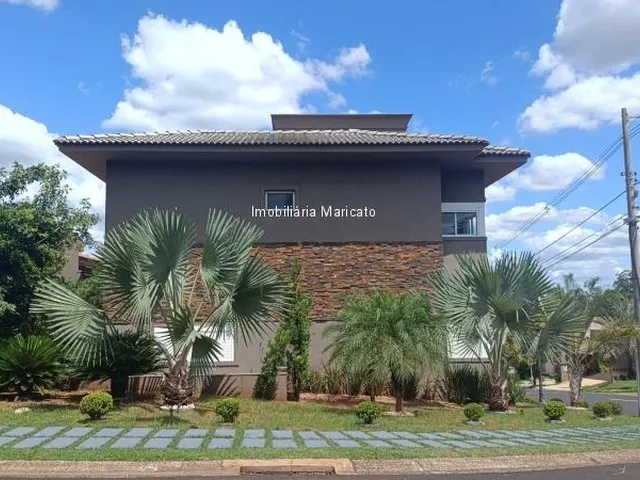 Imagem: Casa Triplex À Venda no Condomínio Damha