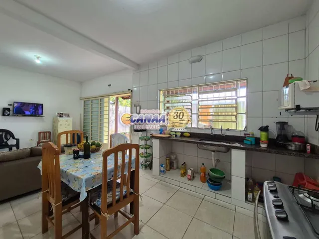 Imagem 2: Sobrado À Venda em Mongaguá com Espaço para Toda a Família!