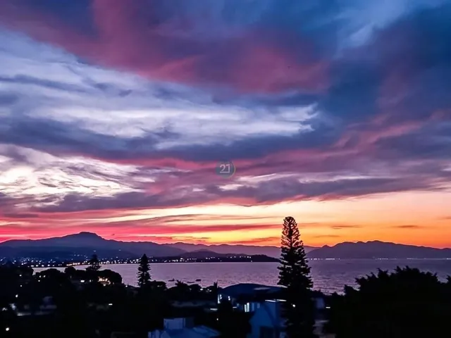 Imagem 3: Alugo Apartamento Duplex, com 03 Suítes e Vista para o Mar do Balneário Estreito, com 03 Vagas e 200M², Florianópolis