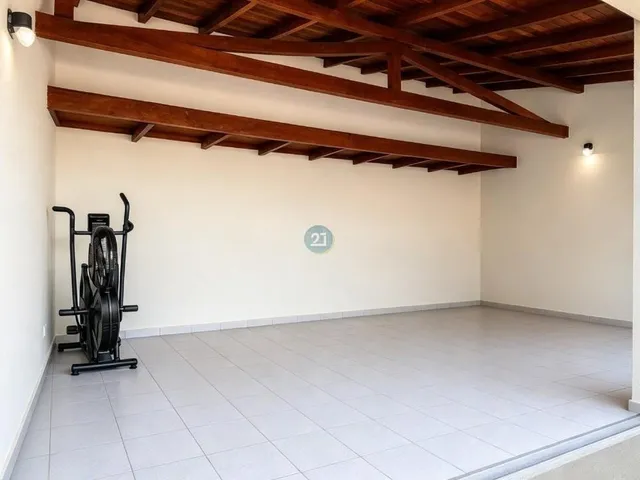 Imagem 2: Alugo Casa com 03 Quartos, Área Gourmet e Piscina, 03 Vagas de Garagem, em Terreno de 380M², no Campeche, Florianópolis