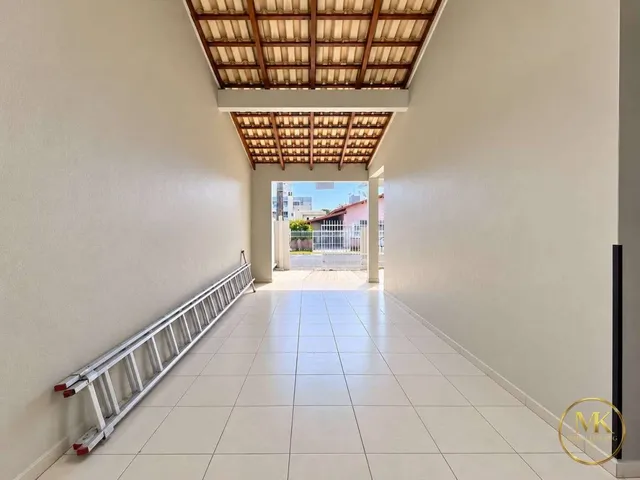 Imagem 3: Casa Á Venda com 4 Dormitórios Sendo 1 Suíte 200M2 Privativos + 3 Vagas de Garagem em Bombinhas Sc