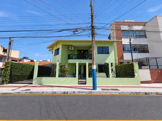 Imagem: Casa À Venda com 240M² por R$ 2.220.000,00