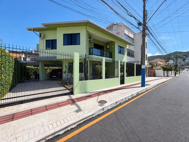 Imagem 2: Casa À Venda em Balneário Camboriú, Nações, com 3 Quartos, 240M²