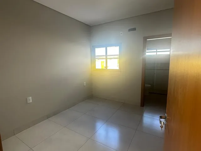 Imagem 5: Casa Nova com Passagem Lateral e Sobra de Terreno À Venda em Toledo Pr