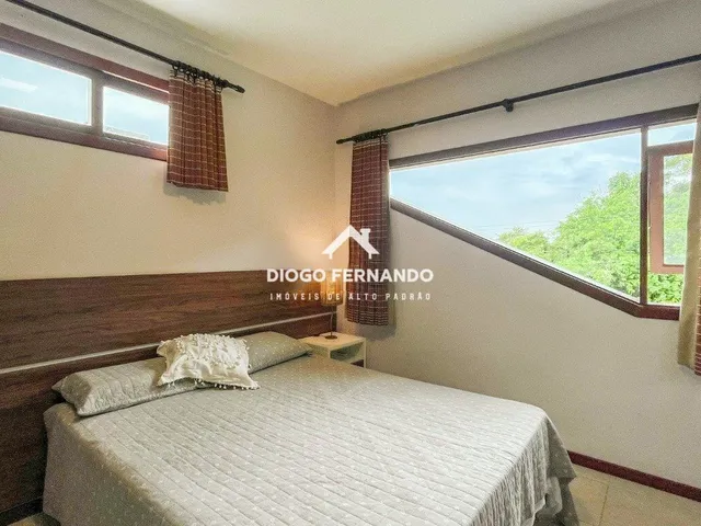 Imagem 2: Casa de Alto Padrão À Venda no Campeche, Florianópolis, com Piscina e Área Gourmet