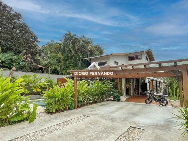 Imagem 3: Casa de Alto Padrão À Venda no Campeche, Florianópolis, com Piscina e Área Gourmet