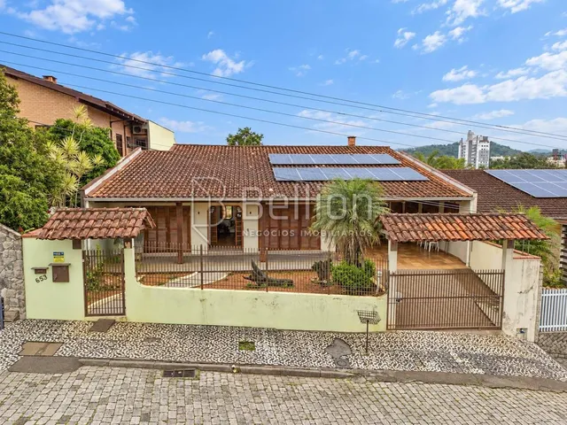 Imagem: Casa com Piscina e 4 Quartos À Venda no
