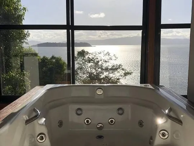 Imagem: Mansão Pé na Areia em Meio À Natureza