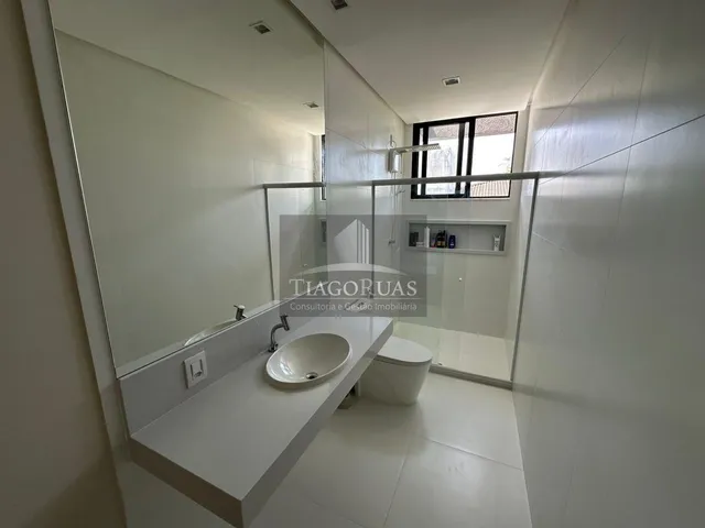 Imagem 2: Aluguel Luxuosa Casa de 5 Suítes no Condomínio Busca Ville, : Fino Acabamento e Alto Padrão - Imperdível!