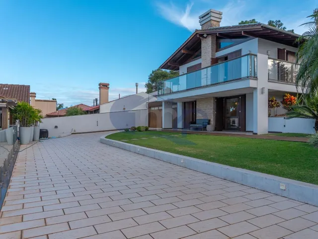 Imagem 2: Casa de Alto Padrao com 4 Dormitorios, Piscina Aquecida e Espaço Gourmet no Centenario, em Torres/Rs