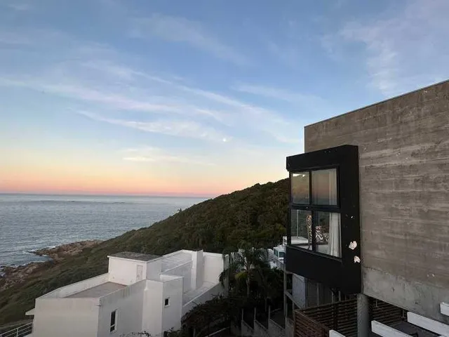 Imagem: Casa À Beira-Mar com 3 Suítes e Vista