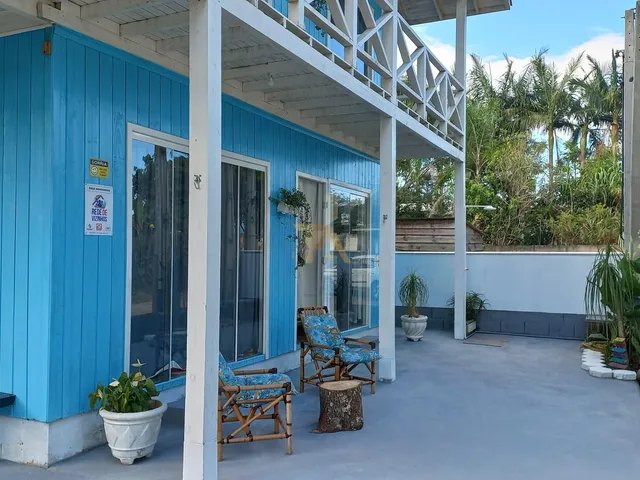 Imagem 13: Casa Charmosa em Estilo Praiano, com Fachada Colorida e Ampla Varanda Que Integra os Ambientes Internos Ao Ar Livre