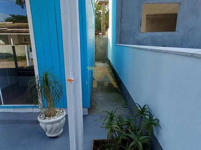 Imagem 16: Casa Charmosa em Estilo Praiano, com Fachada Colorida e Ampla Varanda Que Integra os Ambientes Internos Ao Ar Livre