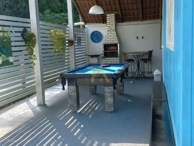 Imagem 8: Casa Charmosa em Estilo Praiano, com Fachada Colorida e Ampla Varanda Que Integra os Ambientes Internos Ao Ar Livre
