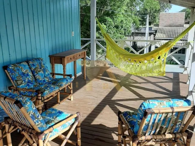 Imagem 7: Casa Charmosa em Estilo Praiano, com Fachada Colorida e Ampla Varanda Que Integra os Ambientes Internos Ao Ar Livre