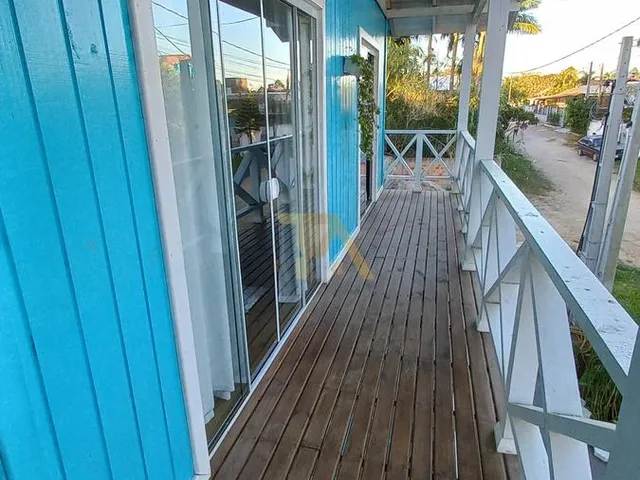 Imagem 11: Casa Charmosa em Estilo Praiano, com Fachada Colorida e Ampla Varanda Que Integra os Ambientes Internos Ao Ar Livre