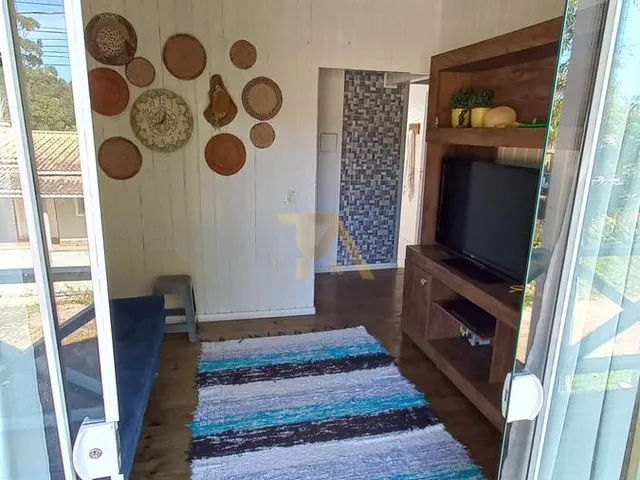 Imagem 5: Casa Charmosa em Estilo Praiano, com Fachada Colorida e Ampla Varanda Que Integra os Ambientes Internos Ao Ar Livre