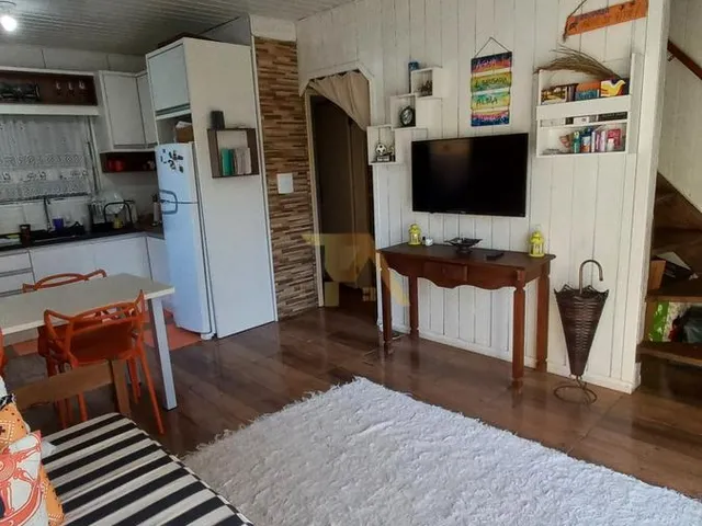 Imagem 6: Casa Charmosa em Estilo Praiano, com Fachada Colorida e Ampla Varanda Que Integra os Ambientes Internos Ao Ar Livre