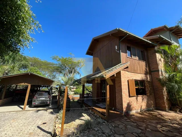 Imagem 2: Casa com Vista para a Lagoa e Piscina
