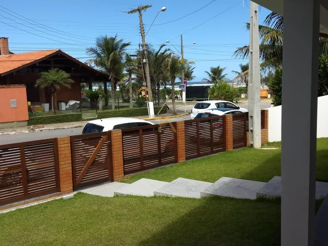 Imagem 2: Casa À Venda em Vila Nova, Imbituba: 5 Quartos, 2 Suites, Pé na Areia!