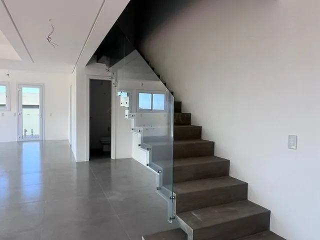 Imagem 3: Casa de Luxo À Venda em Garopaba-Sc, no Bairro Ferraz: 3 Suítes, 2 Salas, 3 Vagas de Garagem