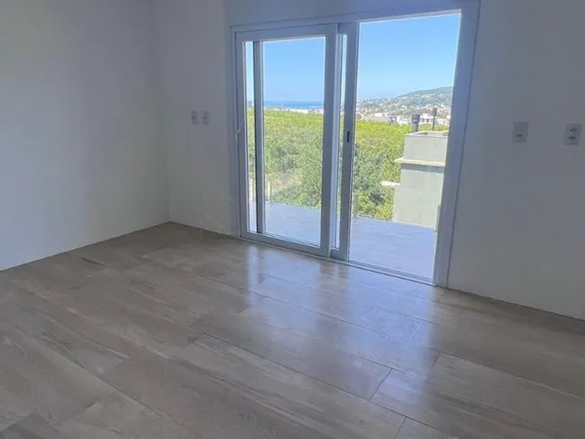 Imagem 14: Casa de Luxo À Venda em Garopaba-Sc, no Bairro Ferraz: 3 Suítes, 2 Salas, 3 Vagas de Garagem