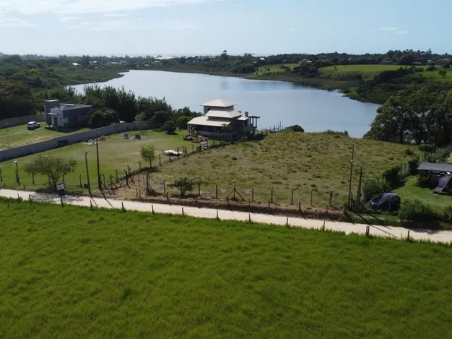 Imagem 2: Terreno À Beira da Lagoa no Arroio do Rosa: 3.731,40 M² de Tranquilidade e Potencial de Investimento!