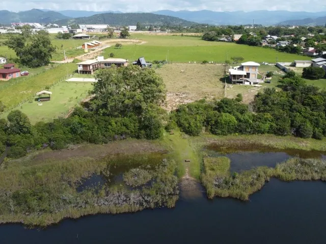 Imagem 3: Terreno À Beira da Lagoa no Arroio do Rosa: 3.731,40 M² de Tranquilidade e Potencial de Investimento!