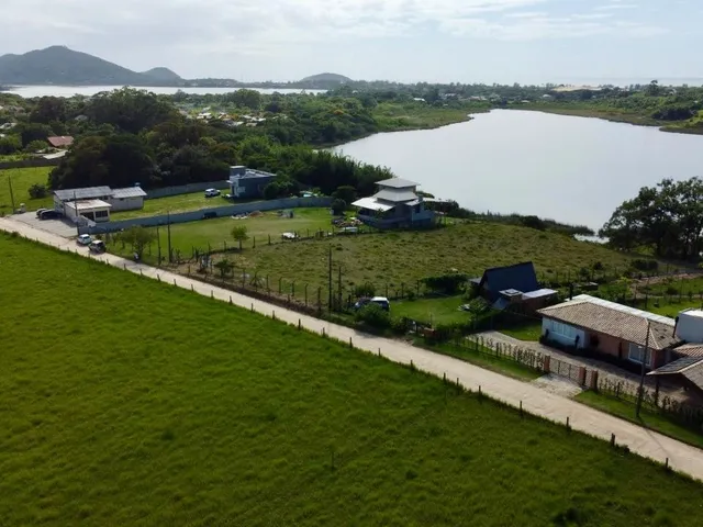 Imagem 7: Terreno À Beira da Lagoa no Arroio do Rosa: 3.731,40 M² de Tranquilidade e Potencial de Investimento!