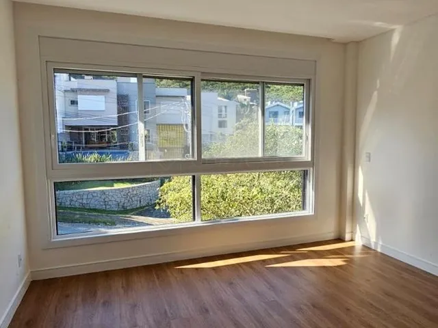 Imagem 5: Casa de Luxo À Venda em Garopaba-Sc, no Centro: 3 Suítes, 2 Salas, 3.5 Banheiros, 2 Vagas de Garagem, 163M²
