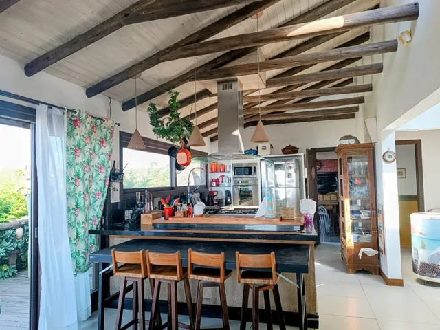 Imagem 12: Casa À Venda em Garopaba-Sc, Bairro Ferraz. 3 Quartos, 2 Suítes, 1 Sala, 3 Banheiros, 2 Vagas de Garagem. Aproveite!