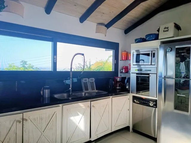 Imagem 8: Casa À Venda em Garopaba-Sc, Bairro Ferraz. 3 Quartos, 2 Suítes, 1 Sala, 3 Banheiros, 2 Vagas de Garagem. Aproveite!
