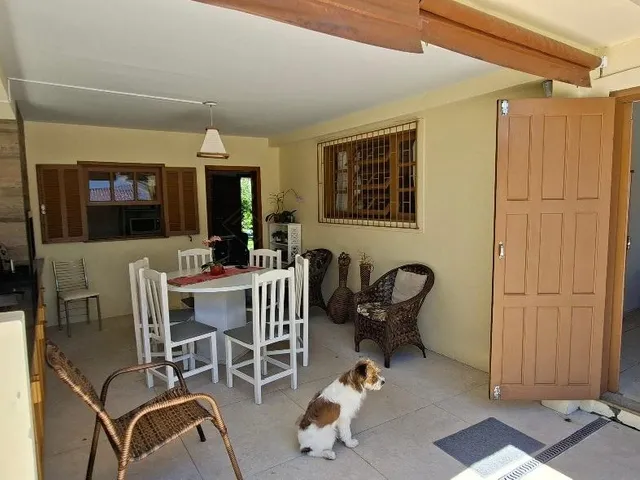 Imagem 11: Imperdível Casa À Venda no Centro de Garopaba-Sc com 5 Quartos, 1 Sala, 2 Banheiros, 2 Vagas de Garagem!