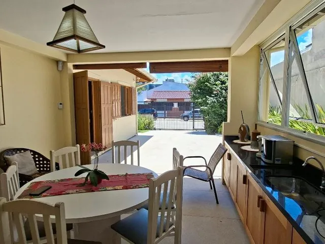 Imagem 16: Imperdível Casa À Venda no Centro de Garopaba-Sc com 5 Quartos, 1 Sala, 2 Banheiros, 2 Vagas de Garagem!