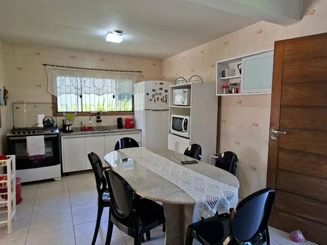 Imagem 12: Imperdível Casa À Venda no Centro de Garopaba-Sc com 5 Quartos, 1 Sala, 2 Banheiros, 2 Vagas de Garagem!