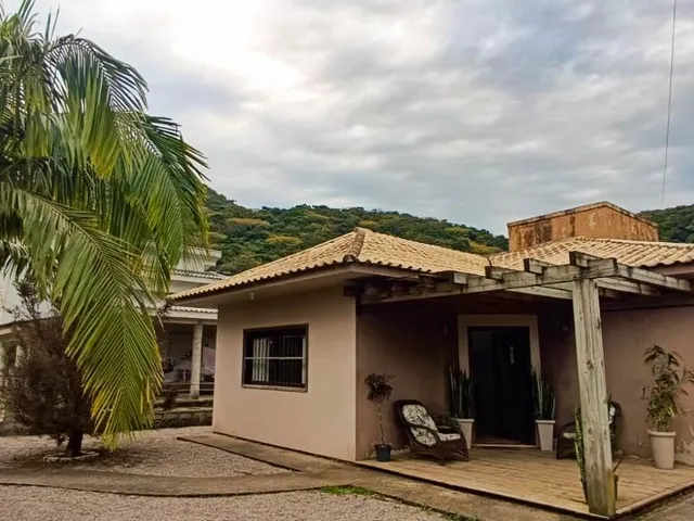 Imagem 2: Imóvel Residencial À Venda em Garopaba-Sc - 3 Quartos, 1 Suíte, 4 Vagas de Garagem e 170M² de Área