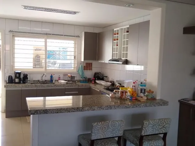 Imagem 8: Casa de Alto Padrão À Venda no Centro de Pelotas 337M², Suíte, Piscina e 4 Vagas